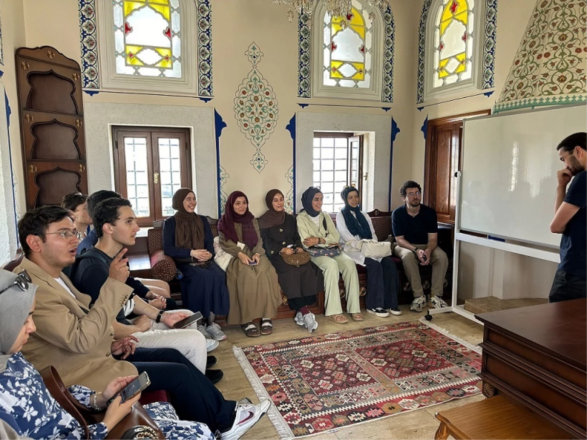 Fransız öğrenciler İstanbul'da Süleymaniye Camii'ni ziyaret etti