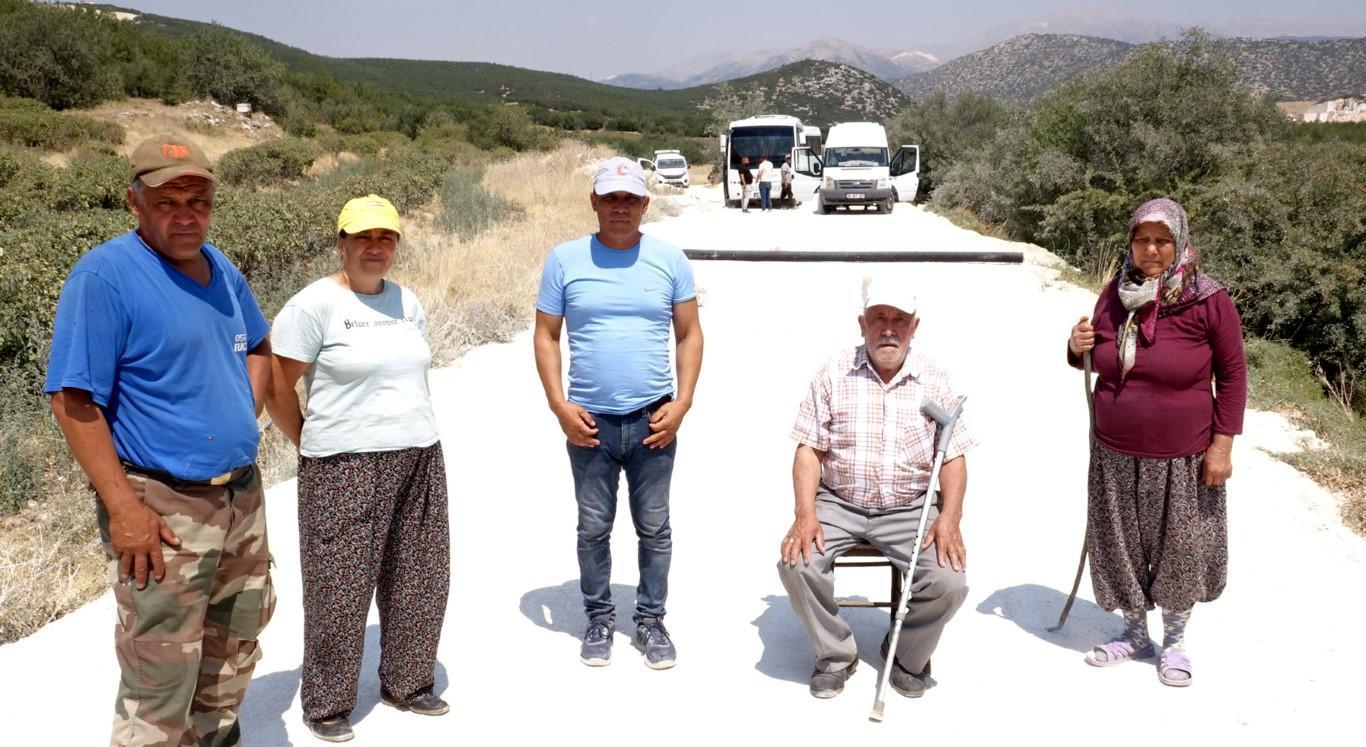 Güllerinin kuruduğunu söyleyip yolu kapattı... 'Büyük zarardayım'