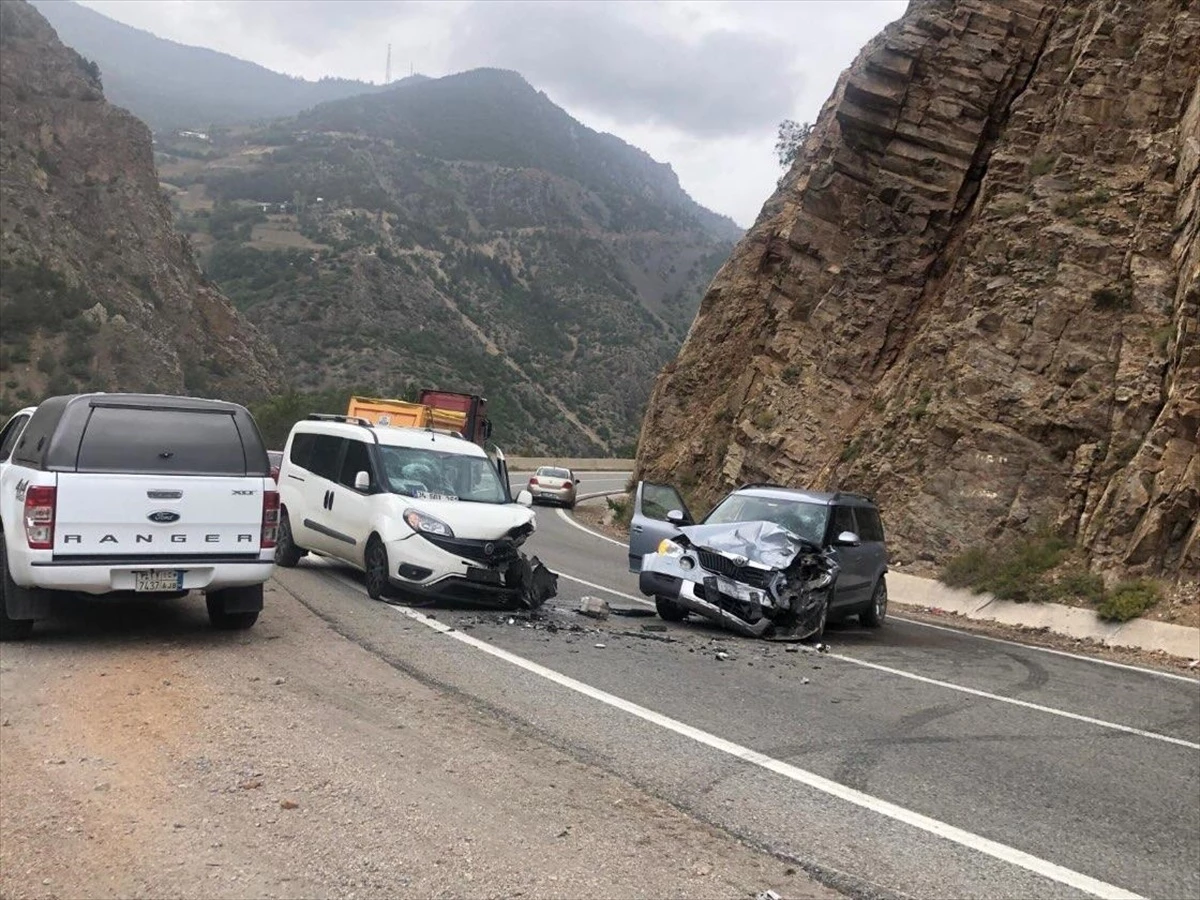 Gümüşhane'de üç otomobilin karıştığı kazada 4 kişi yaralandı