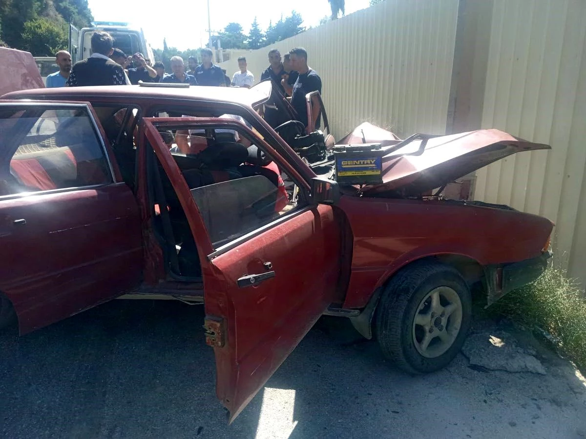 Hatay'da elektrik direğine çarparak hurdaya dönen otomobildeki 7 kişi yaralandı