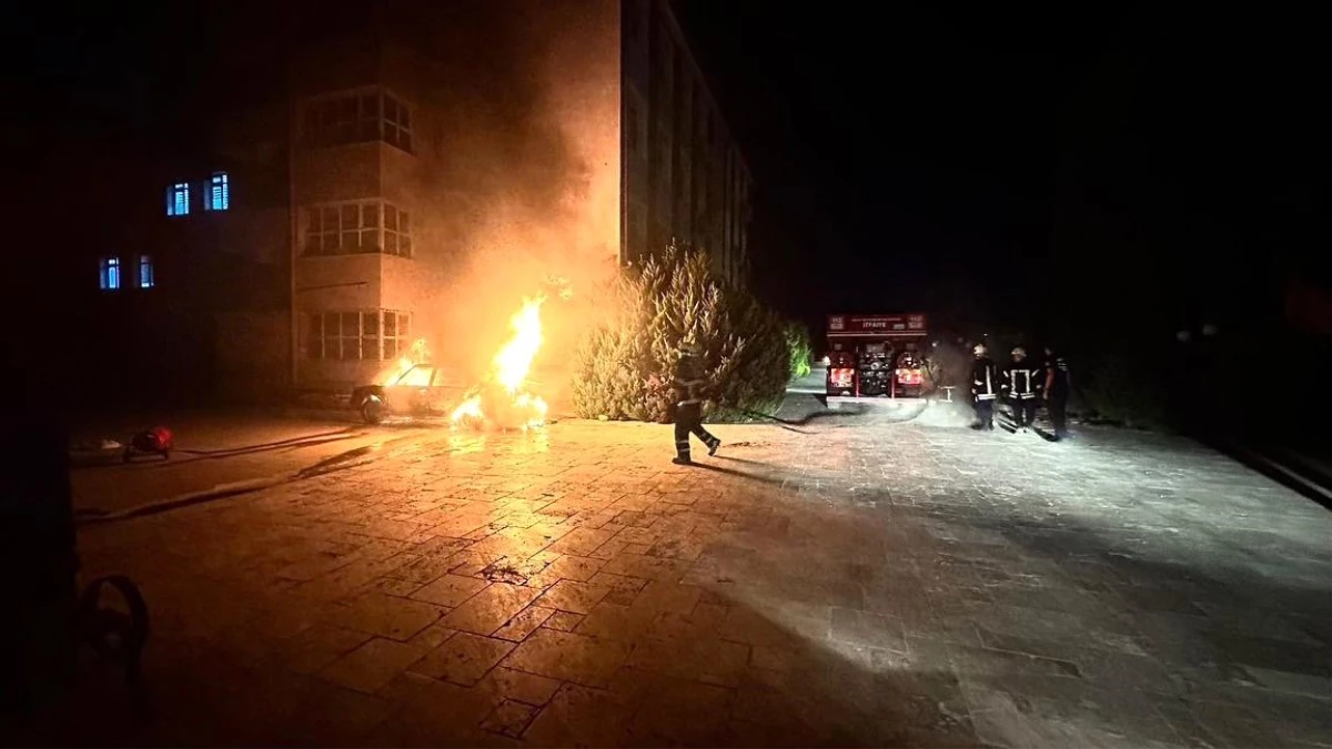 Hatay'da park halindeki otomobil alev alev yandı