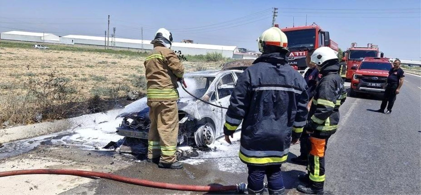 Hatay'da seyir halindeyken yanan araç kullanılmaz hale geldi