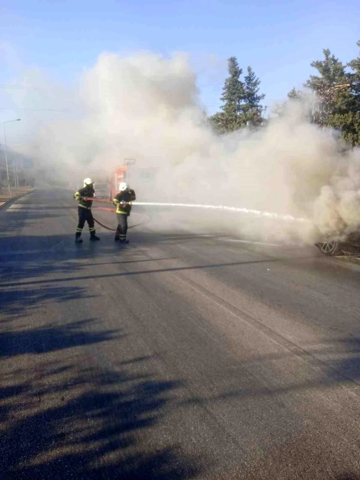 Hatay'da seyir halindeyken yanmaya başlayan otomobilde hasar oluştu