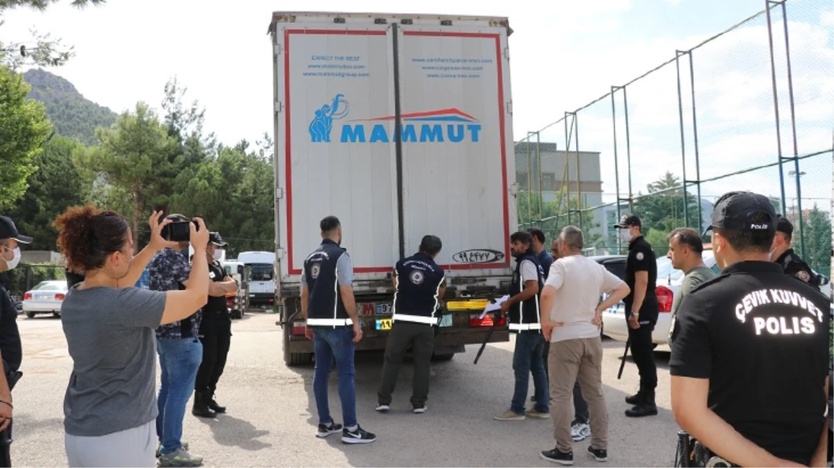 İran'dan Gebze'ye giden alüminyum yüklü tırda 23 düzensiz göçmen çıktı