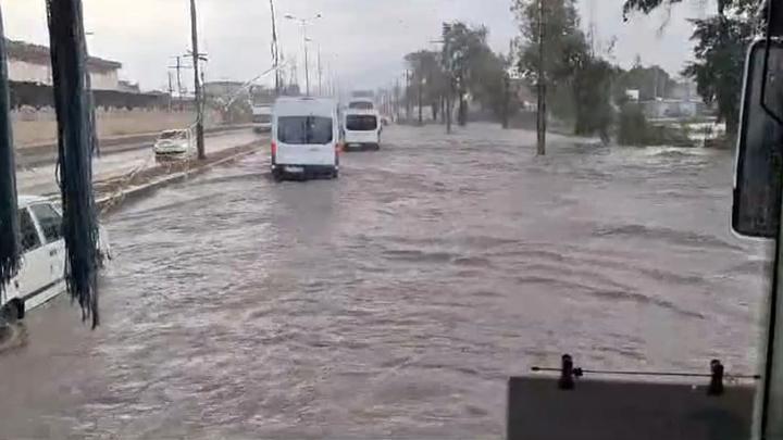 İskenderun'da sağanak, yollar göle döndü