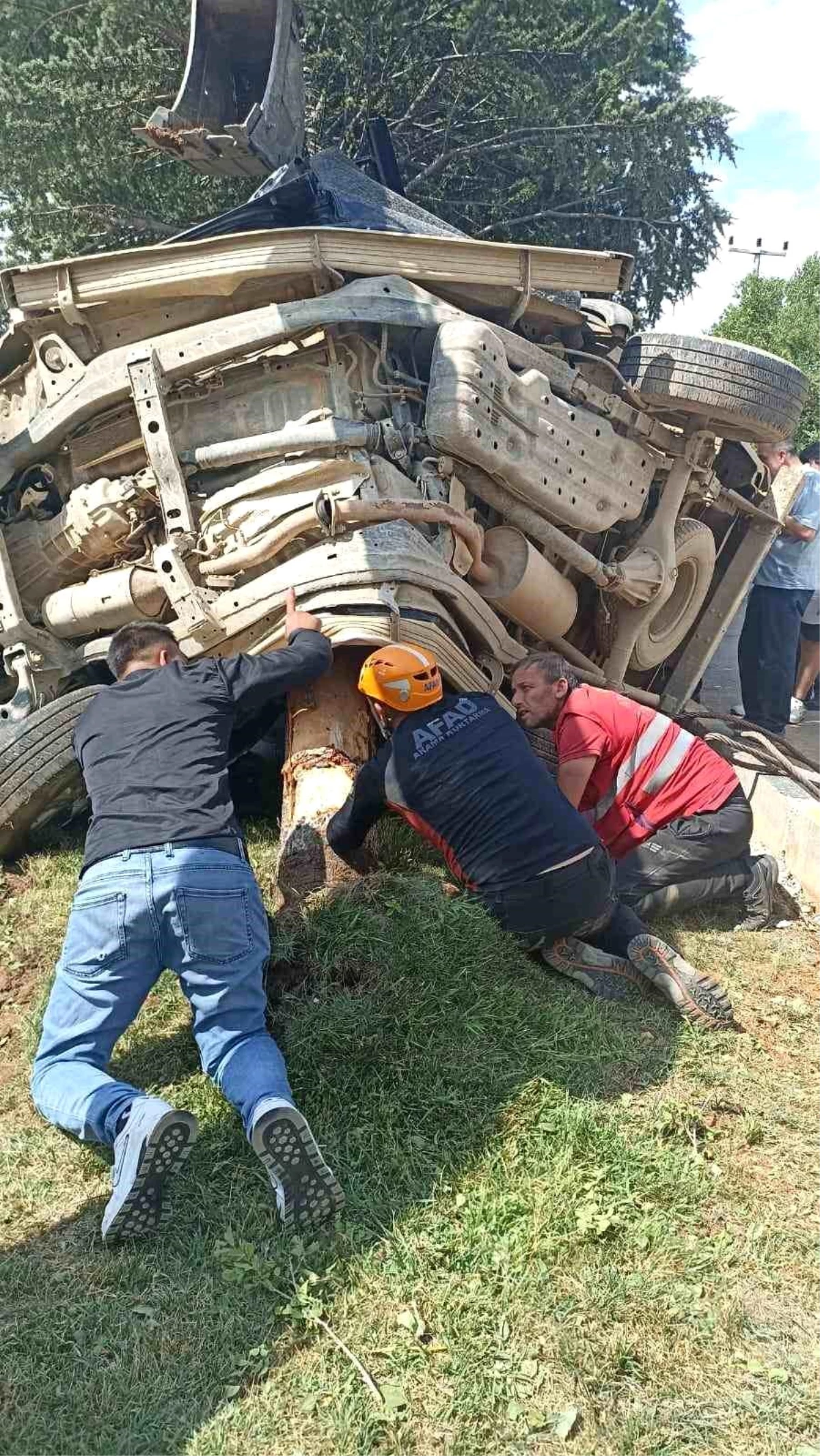 Isparta'da ağaca çarpan otomobildeki 2 kişi ağır yaralandı