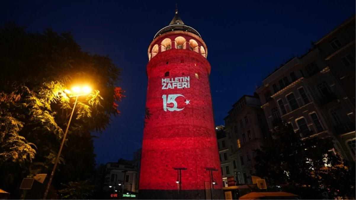 İstanbul'daki tarihi mekanlar, hain darbe girişiminin yıl dönümünde Türk bayrağının renklerine büründü