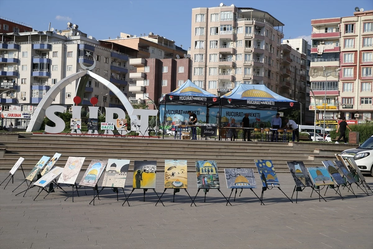 İstanbul'dan Yola Çıkan Baba-Kız, İsrail'in Gazze'ye Yönelik Saldırılarını Sergiledi