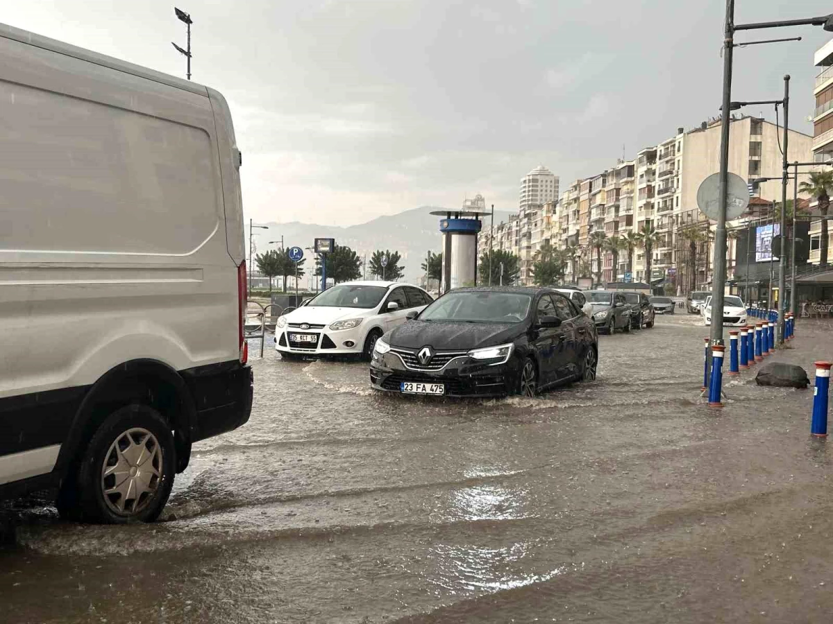 İzmir'de Aniden Bastıran Sağanak Yağış Cadde ve Sokakları Göle Çevirdi