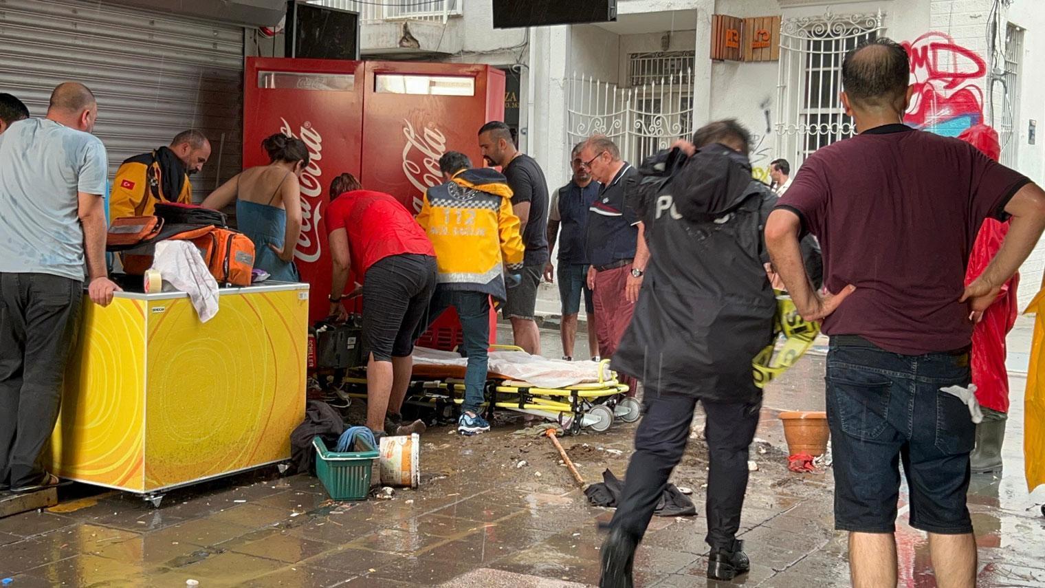 İzmir'de feci olay! Sağanak yağış sonrası elektrik akımına kapılan 2 kişiden acı haber