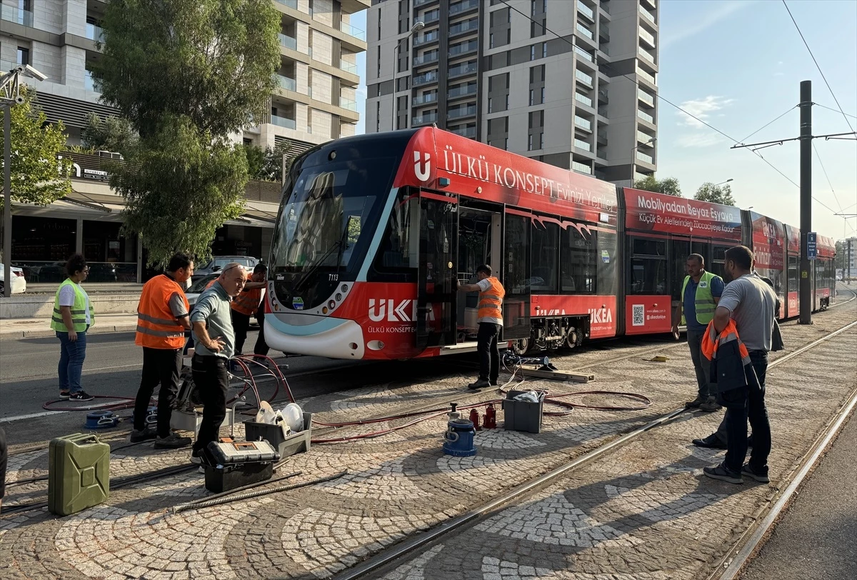 İzmir'de tramvay raydan çıktı, yolcular tahliye edildi