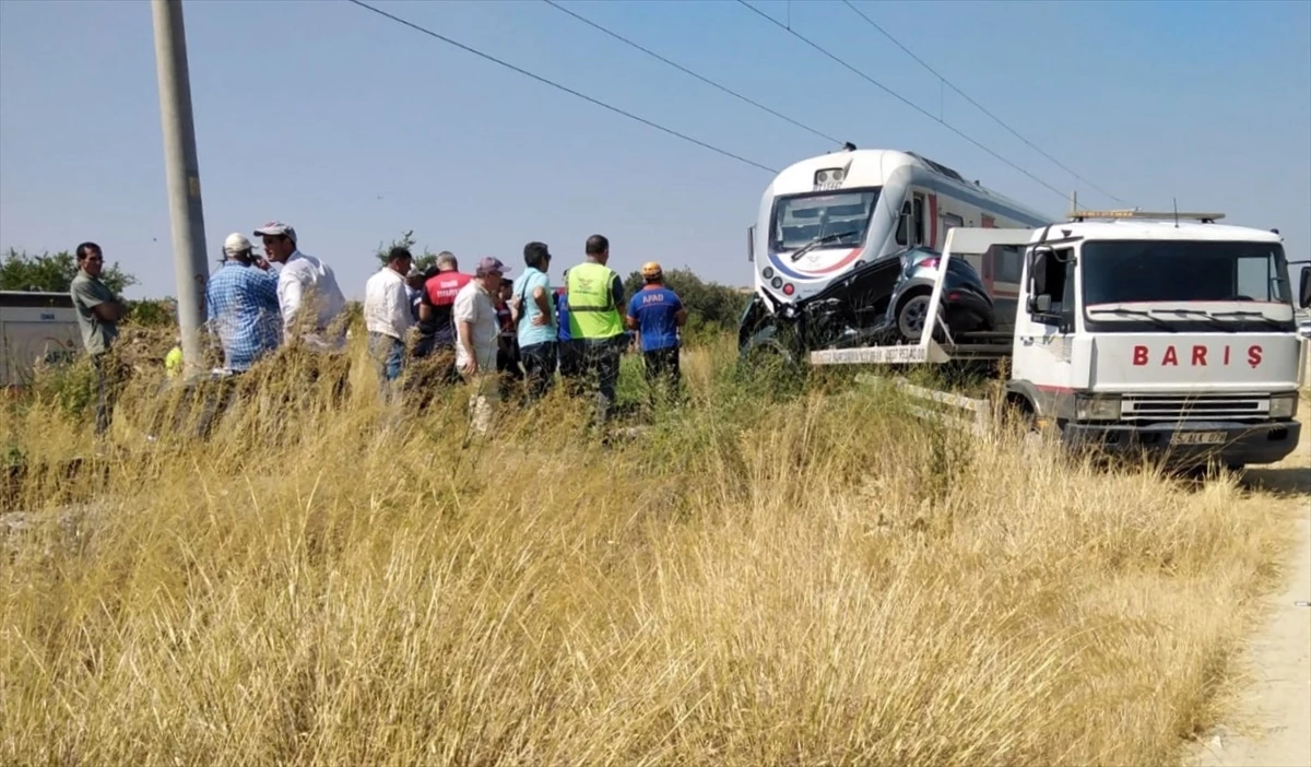 İzmir'de tren kazasında aynı aileden 3 kişi hayatını kaybetti