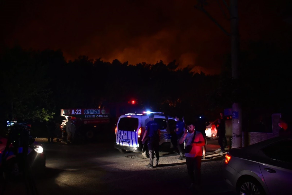 İzmir'deki Orman Yangınında Yerleşim Yerlerine Yaklaşma Tehlikesi