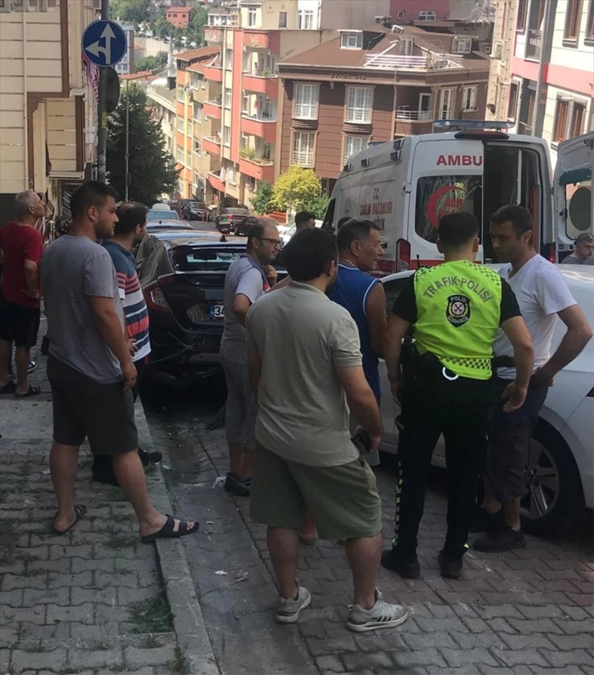 Kağıthane'de kontrolden çıkan otomobilin park halindeki araçlara çarpması sonucu 1 kişi yaralandı