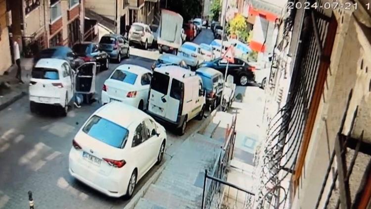 Kağıthane'de seyir halindeki otomobilden atladı! Kaza anı kamerada