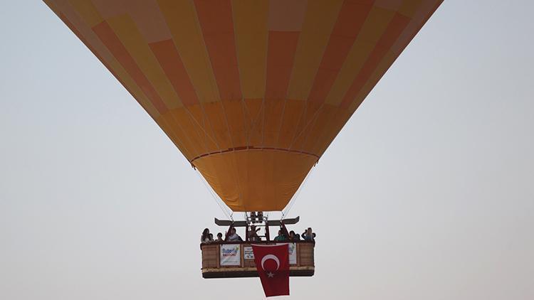 Kapadokya'da balonlar Türk bayrağı ile havalandı