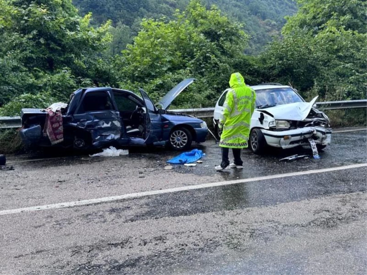 Karabük'ün Yenice ilçesinde otomobil çarpışması: 3 kişi yaralandı