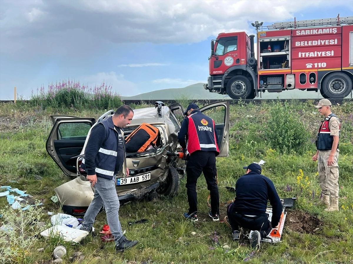 Kars'ta Otomobil Şarampole Devrildi: 3 Yaralı