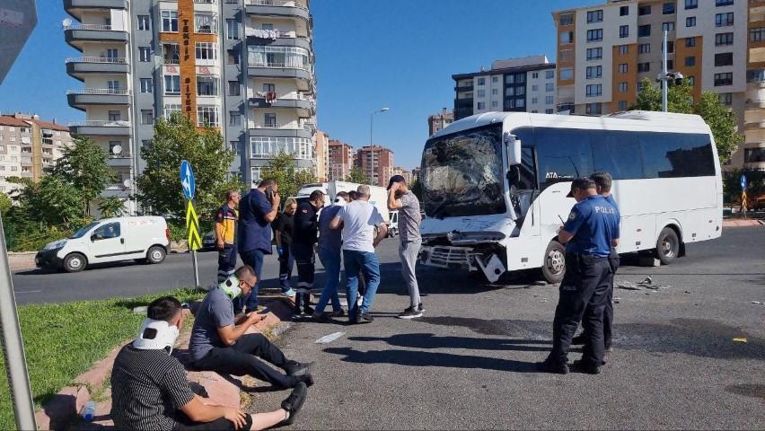 Kayseri Melikgazi'de işçi servisi ile kamyon çarpıştı: 10 yaralı