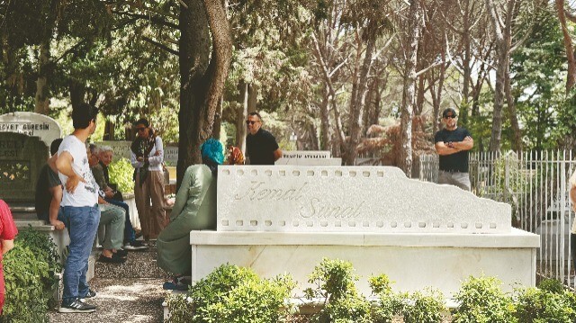 Kemal Sunal mezarı başında anıldı | Kültür Sanat Haberleri