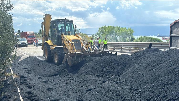 Kömür yüklü TIR devrildi, yolun İstanbul istikameti kapandı