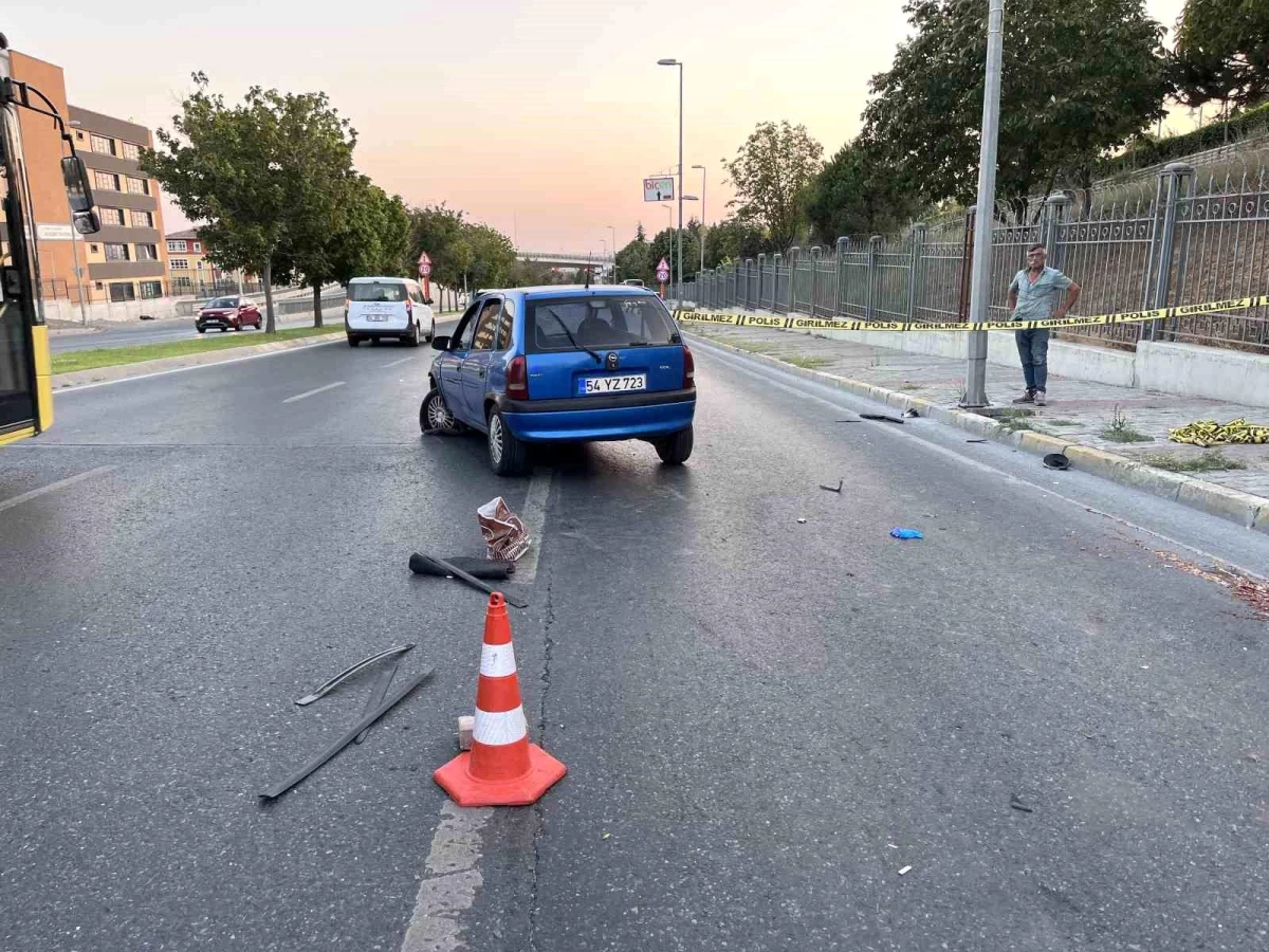 Küçükçekmece'de Lastiği Patlayan Otomobil Duvara Çarptı: Sürücü Ağır Yaralandı