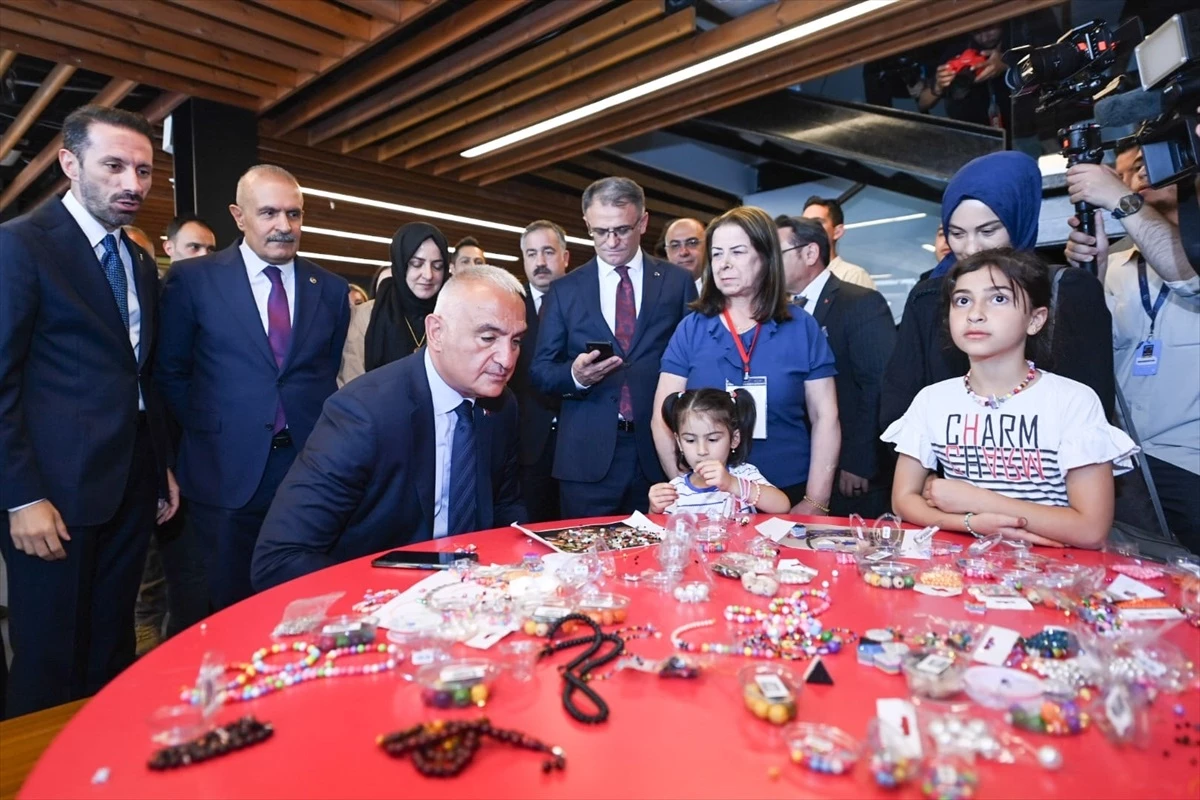 Kültür ve Turizm Bakanı Mehmet Nuri Ersoy, Vanlı çocukların festival coşkusunu paylaştı