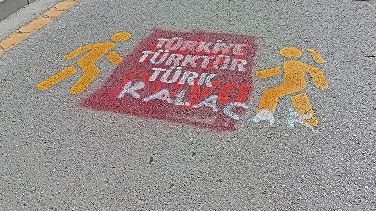 Kürtçe trafik uyarılarının üzerine 'Türkiye Türk'tür, Türk kalacak' yazısı yazdılar