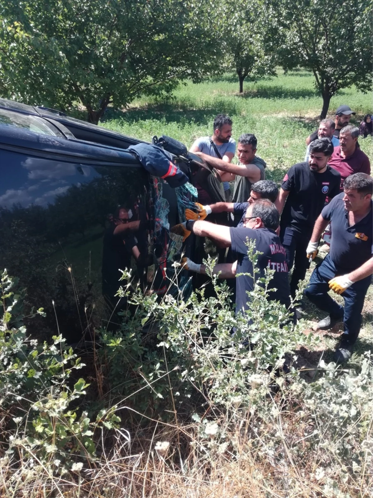 Malatya'da otomobil bahçeye devrildi, sürücü yaralandı