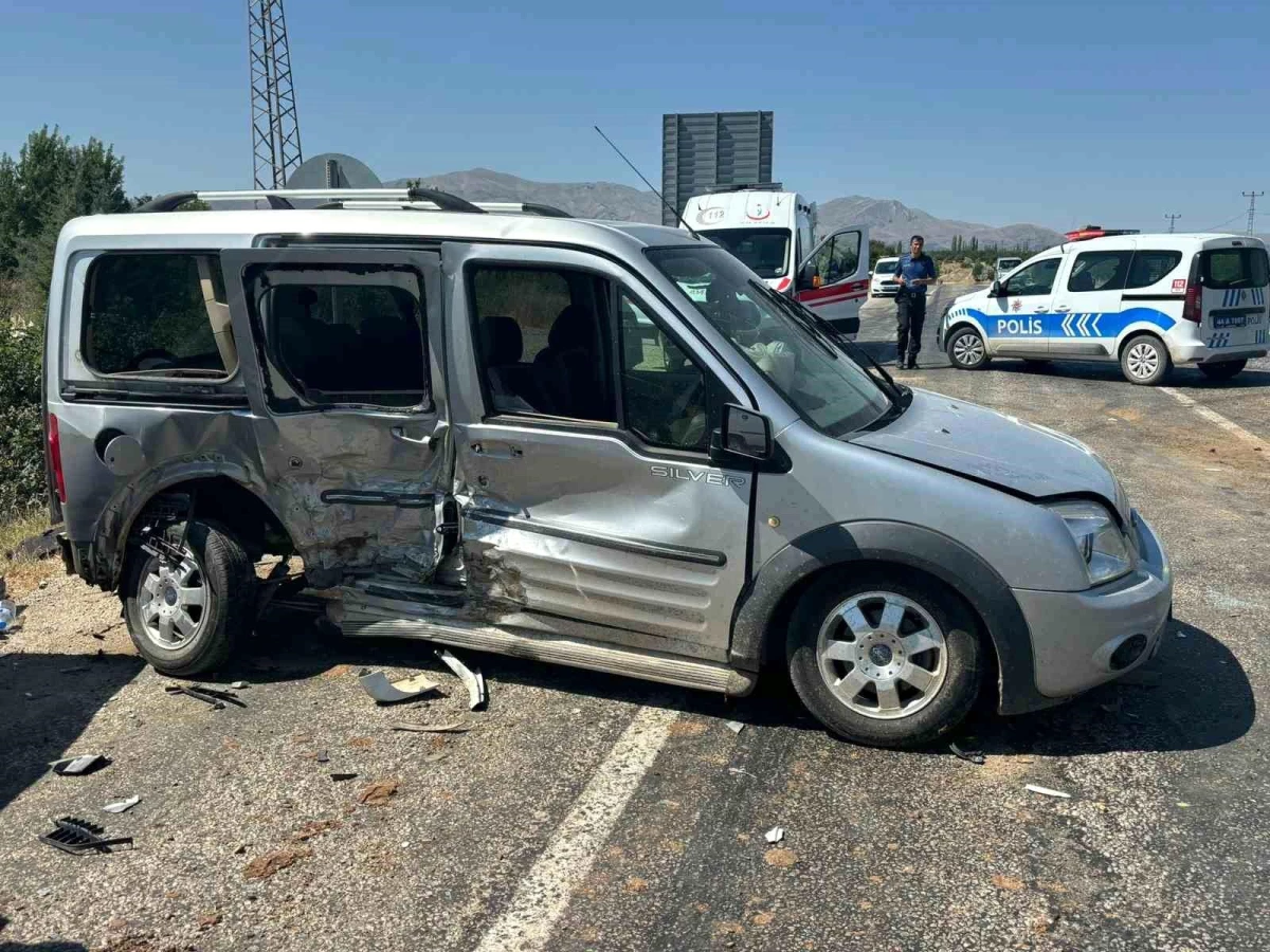 Malatya'da otomobil ile hafif ticari araç çarpışması: 6 yaralı