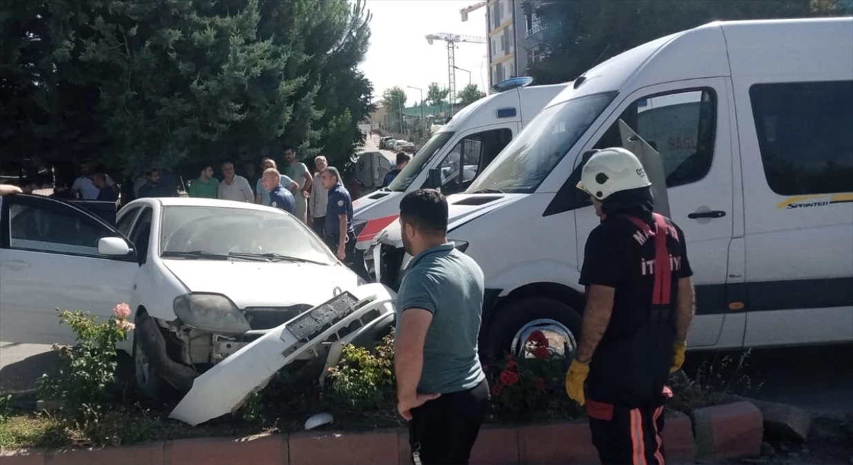 Malatya'da otomobil ile servis minibüsünün çarpışması sonucu 5 kişi yaralandı