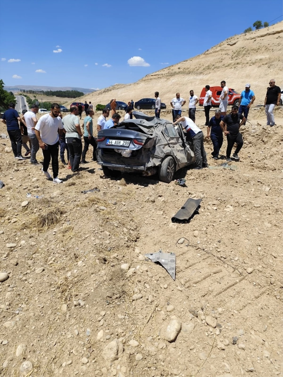 Malatya'da Otomobil Şarampole Devrildi, Sürücü Yaralandı