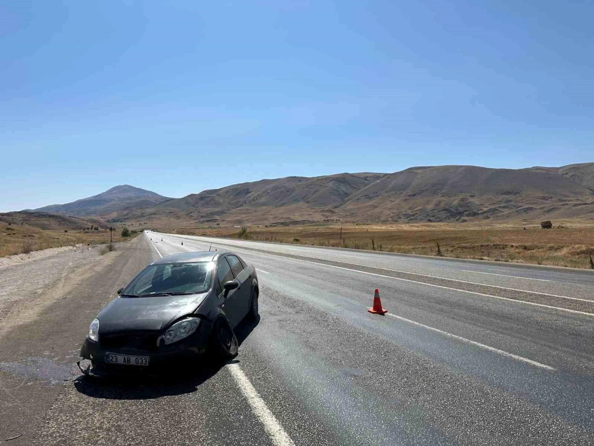 Malatya'da tekeri patlayan otomobil su tahliye kanalına düştü