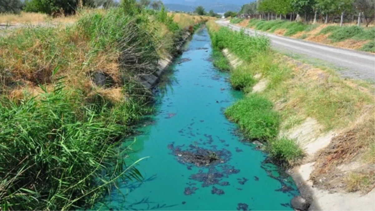 Manisa'da sanayi atıkları sulama kanalını maviye çevirdi