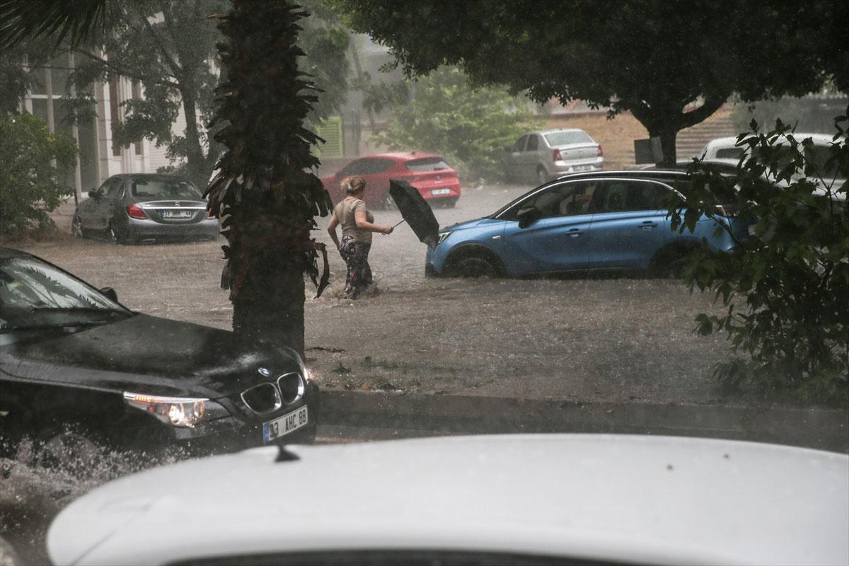 Mersin'de sağanak etkili oldu