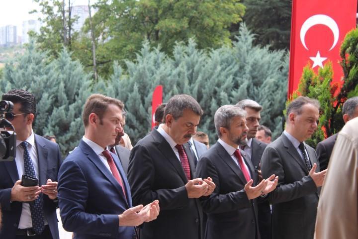 Milli Eğitim Bakanı Tekin'den 15 Temmuz Şehitliği'ne ziyaret