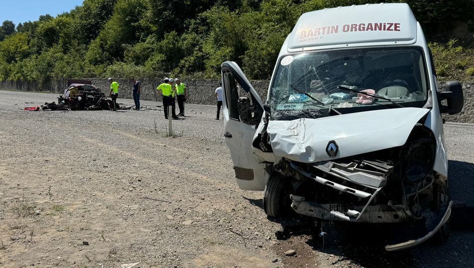 Minibüsle otomobil kafa kafaya çarpıştı: 6 yaralı