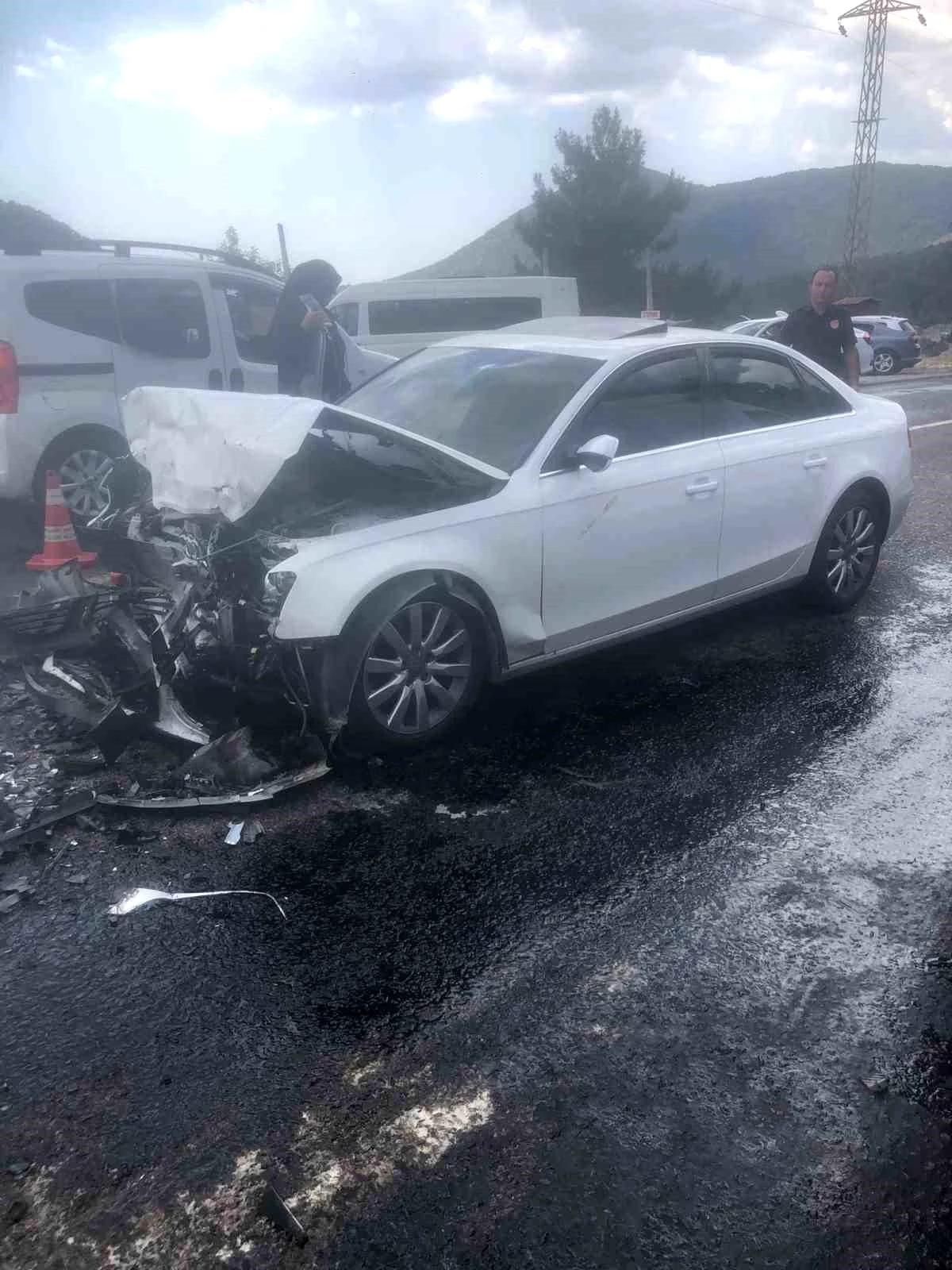 Muğla'da kafa kafaya çarpışan otomobillerde 7 kişi yaralandı