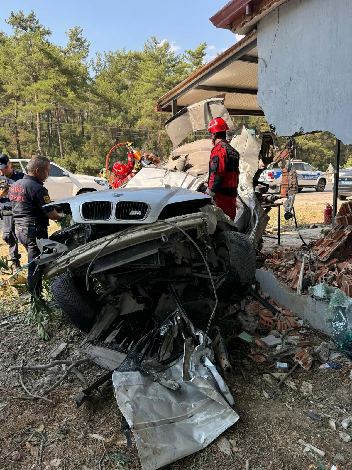 Muğla'da otomobil evin içine girdi, bir kişi hayatını kaybetti