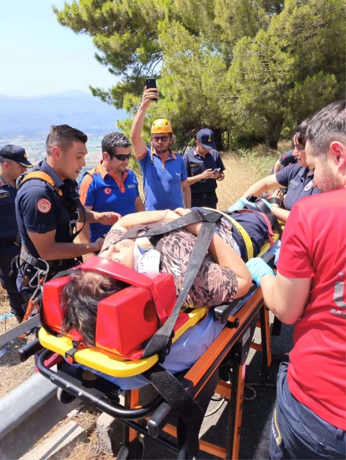 Muğla'da Sakar Geçidi'nde Otomobil Uçuruma Yuvarlandı