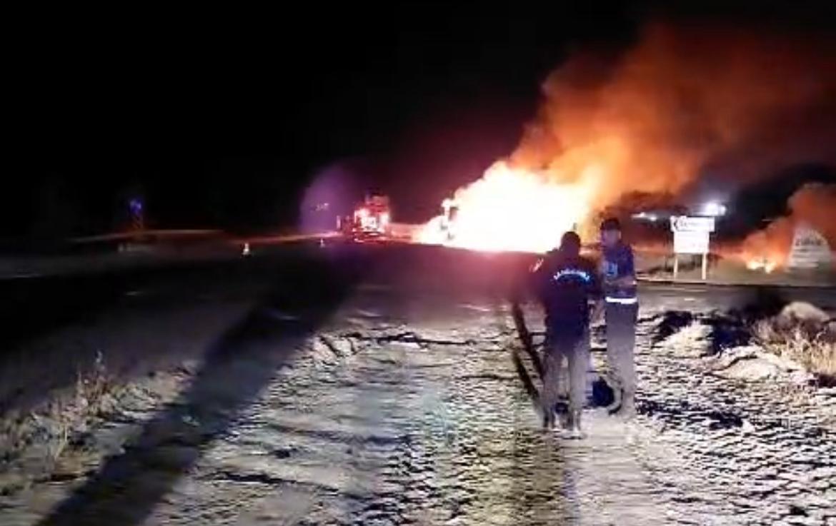 Nevşehir'de seyir halindeki TIR alev alev yandı