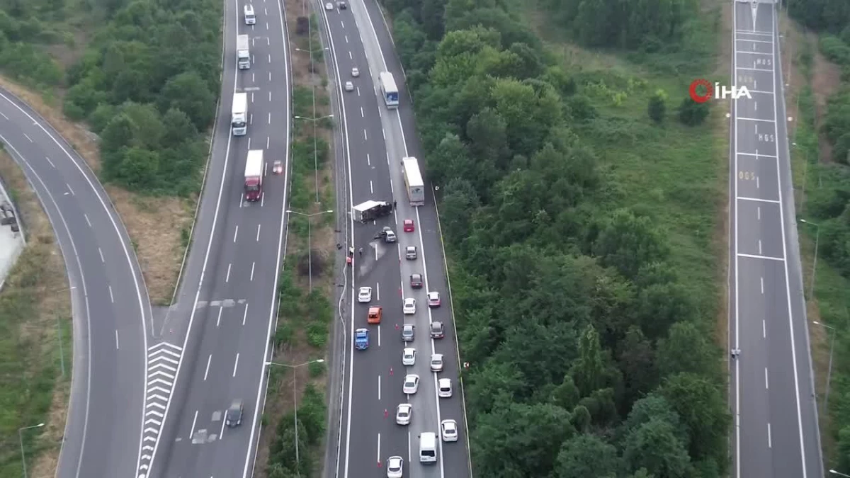 Otomobil kamyonla çarpıştı, otoyol trafiğe kapandı