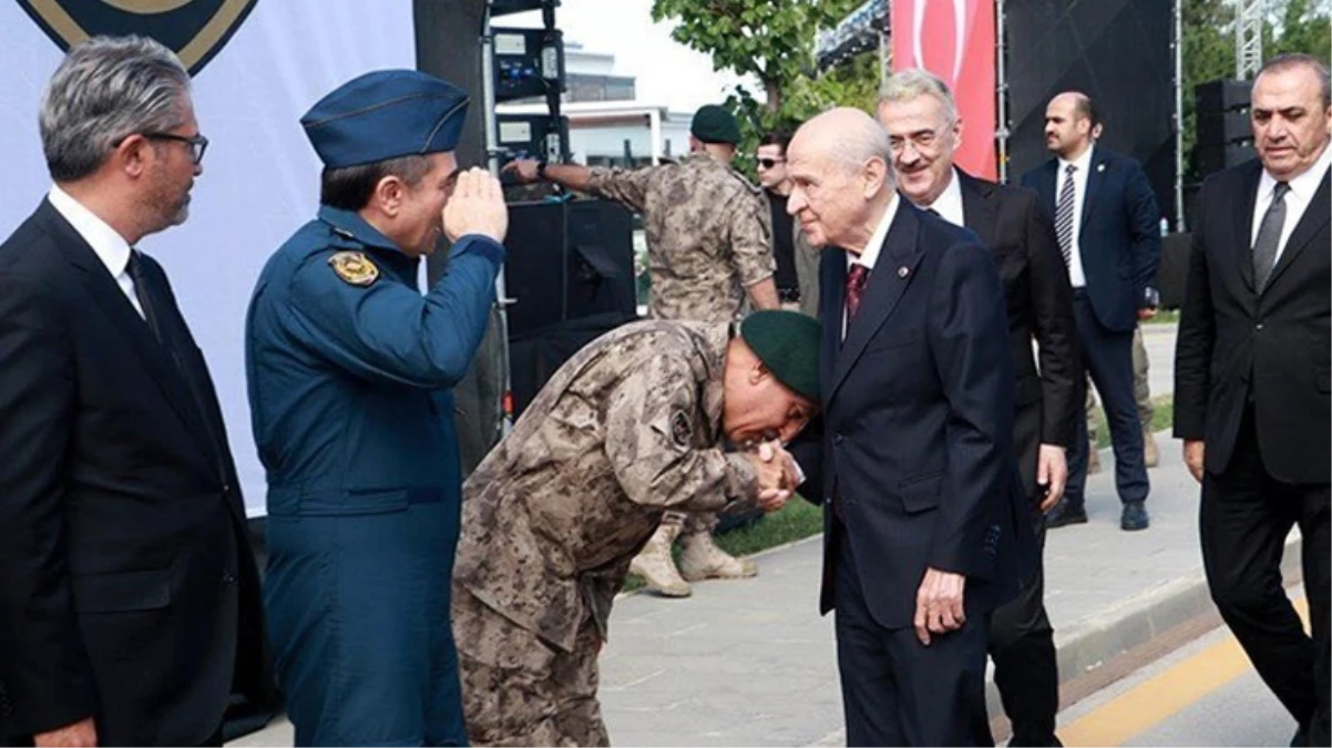 Özel Harekat Başkanı'nın Bahçeli'nin elini öpmesi yeni bir tartışmanın fitilini ateşledi: Derhal emekli edilmeli