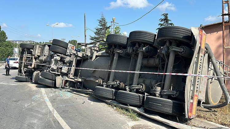 Pendik'te beton mikseri devrildi: Şoför yaralı halde kaçtı