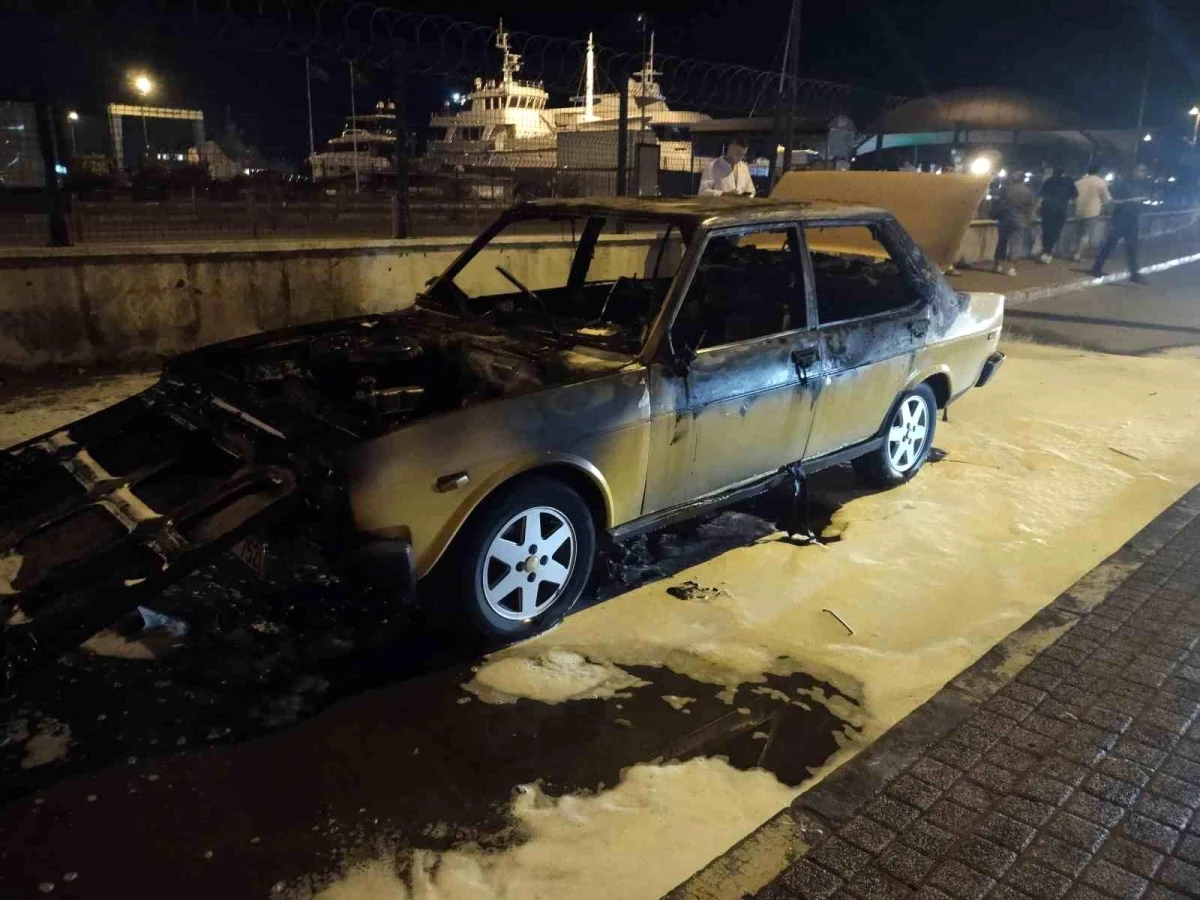 Pendik'te seyir halindeki otomobil alev aldı