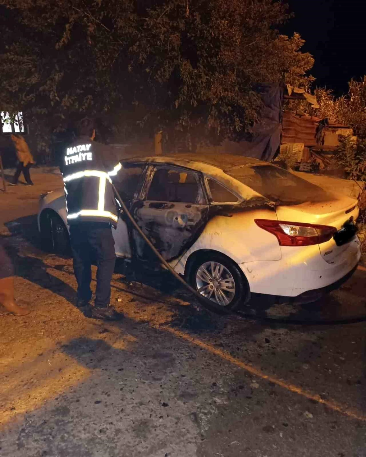 Reyhanlı'da Park Halindeki Otomobil Yanarak Kullanılamaz Hale Geldi