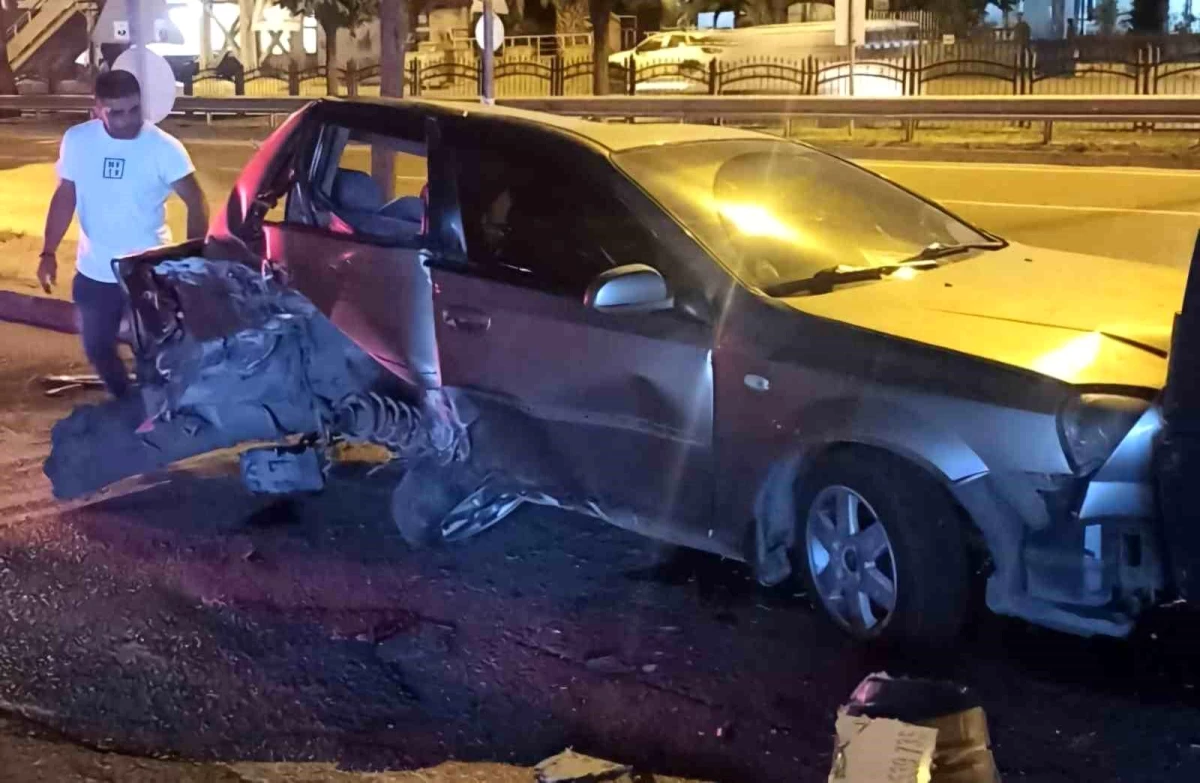 Samsun'da park halindeki araçlara çarpan otomobilde 2 kişi yaralandı