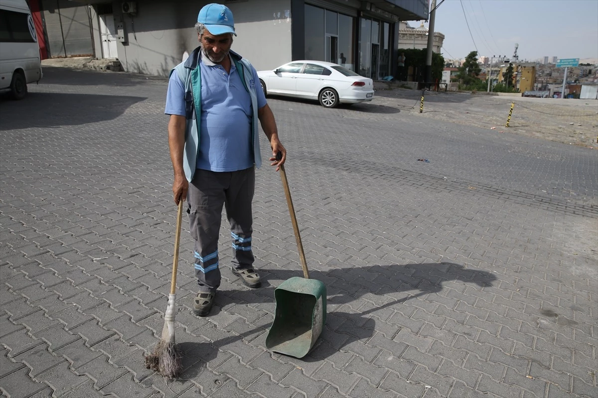 Şanlıurfa'da Temizlik İşçisi Mahzuni Şerif Koleksiyonuyla Stres Atıyor