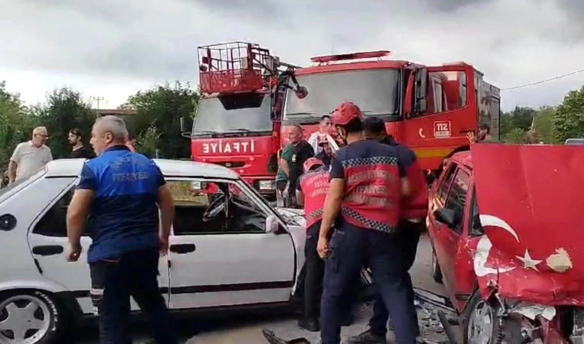 Sapanca'da kafa kafaya çarpışan otomobillerde 3 kişi yaralandı