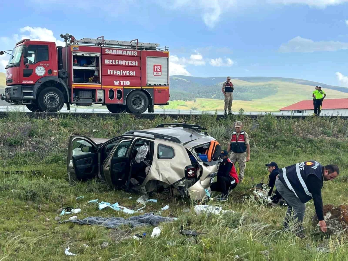 Sarıkamış'ta Otomobil Şarampole Uçtu: 3 Kişi Yaralandı